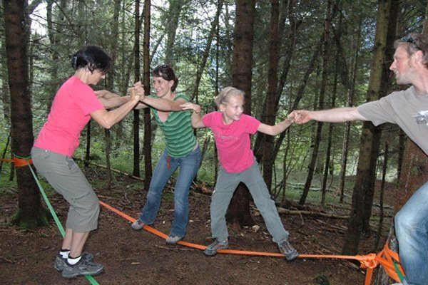 Gemeinsam über die Slackline