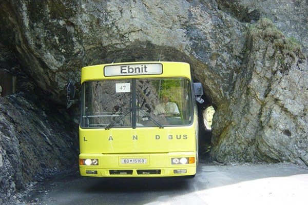 Landbus auf der Straße ins Ebnit