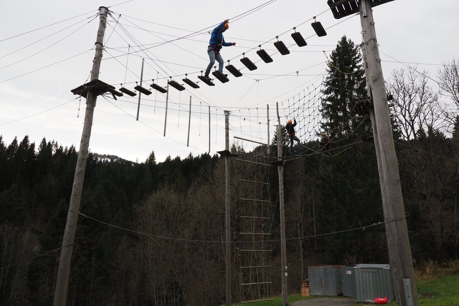 Kletterin am Seil