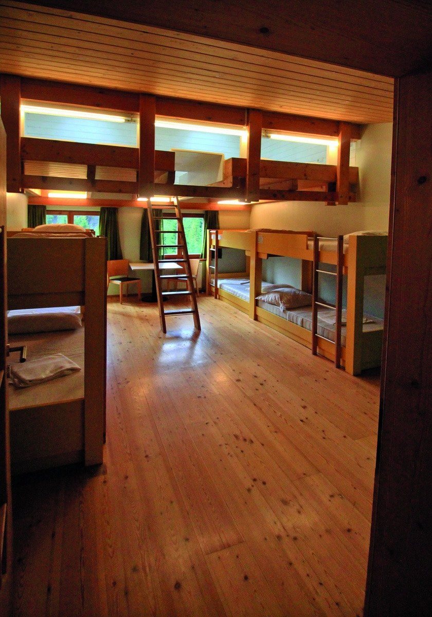 Großer Saal mit Holzdecke
