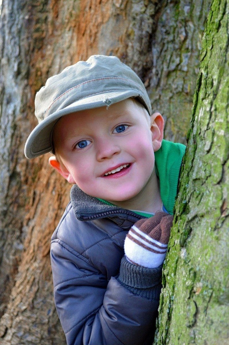 Kind im Wald