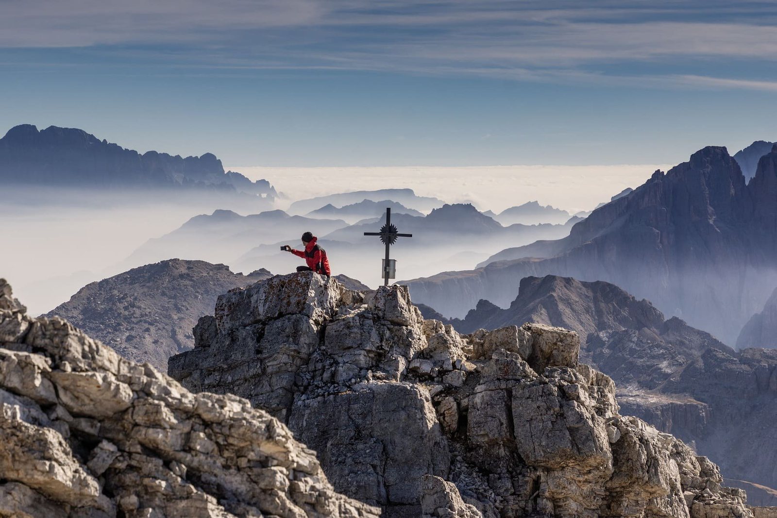 Wanderer auf einem Gipfel über dem Nebelmeer