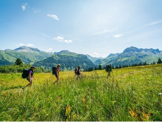 Wandergruppe auf einer Wiese im Ebnit